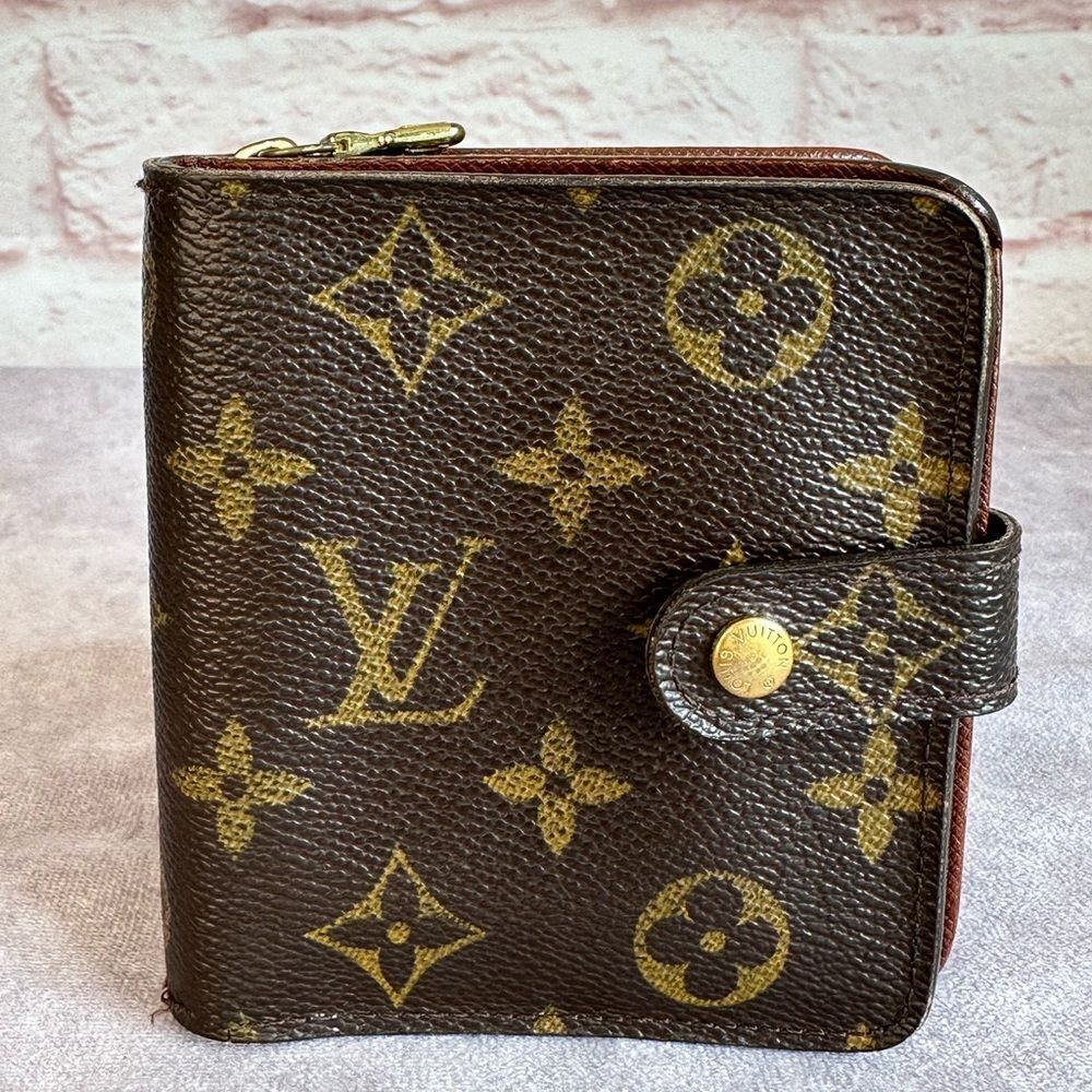 Louis Vuitton Monogram Canvas Vintage Compact Zip Wallet